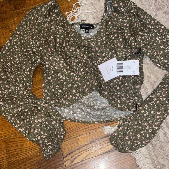 NWT floral top - Picture 1 of 2